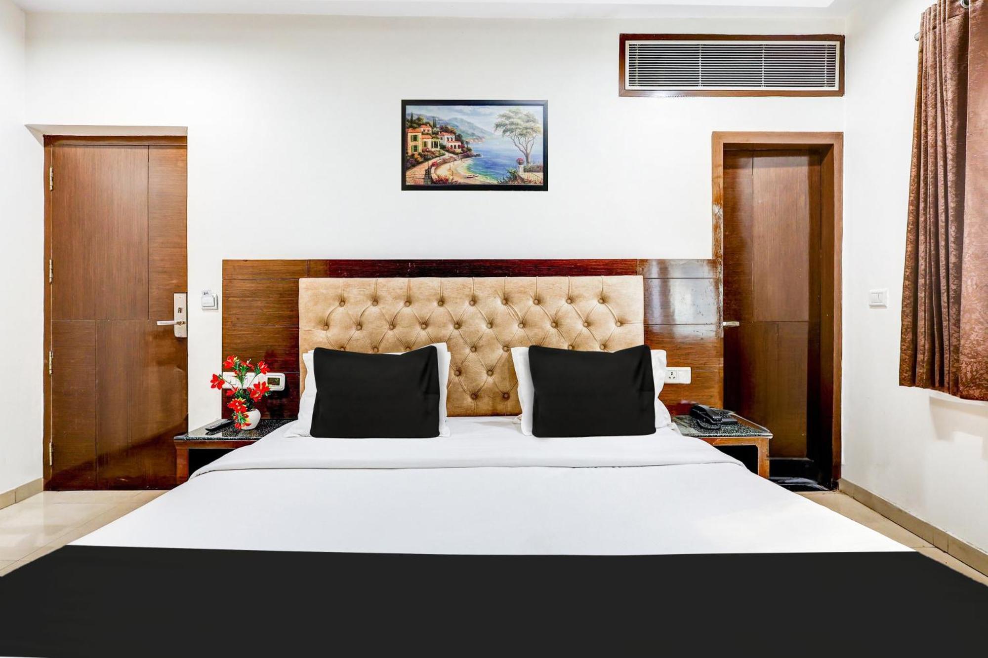 Super Townhouse Arakashan Road Paharganj Formerly Mohan International New Delhi Exterior foto