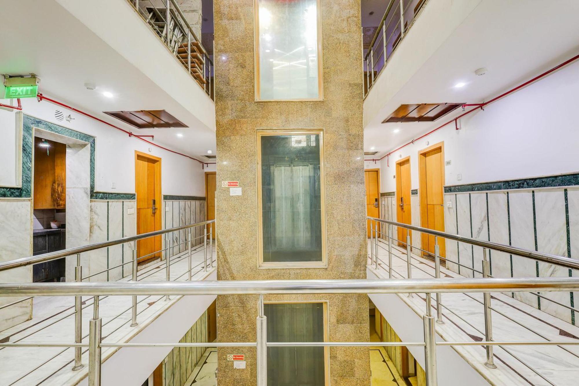 Super Townhouse Arakashan Road Paharganj Formerly Mohan International New Delhi Exterior foto