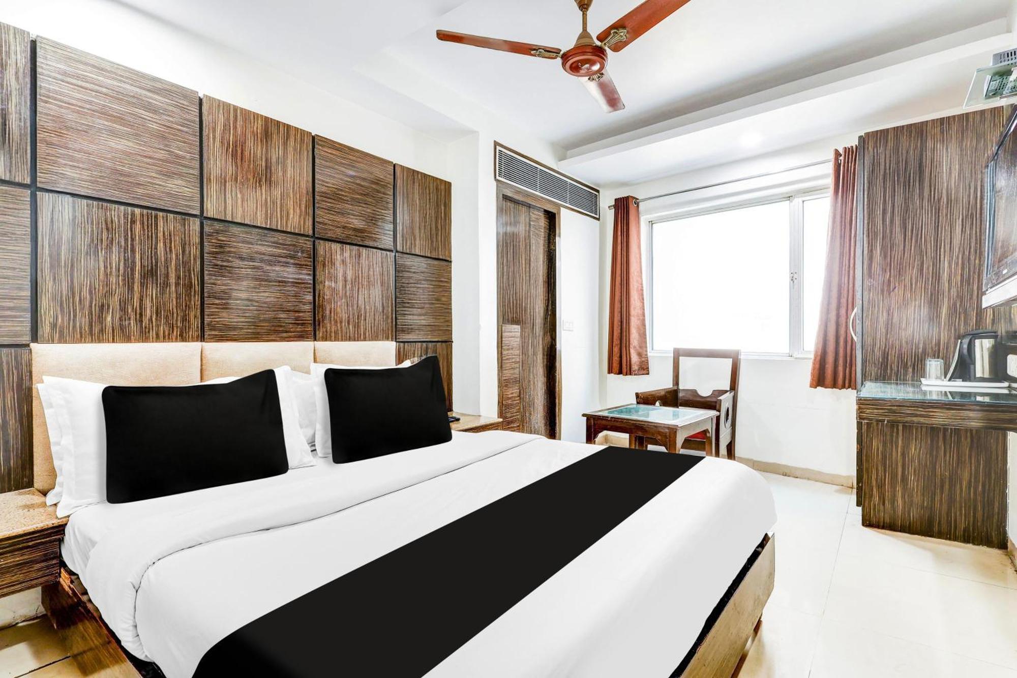 Super Townhouse Arakashan Road Paharganj Formerly Mohan International New Delhi Exterior foto