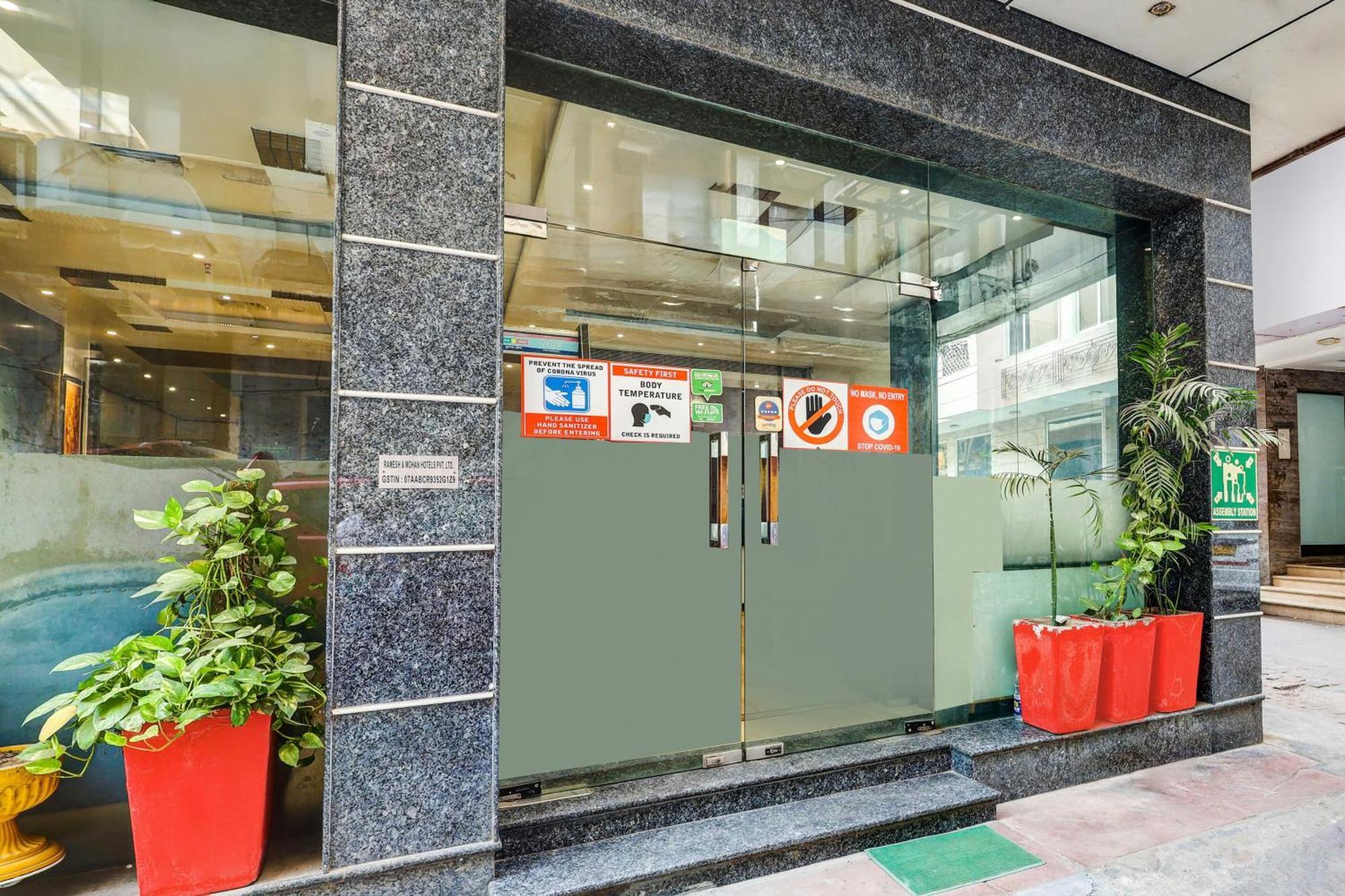 Super Townhouse Arakashan Road Paharganj Formerly Mohan International New Delhi Exterior foto